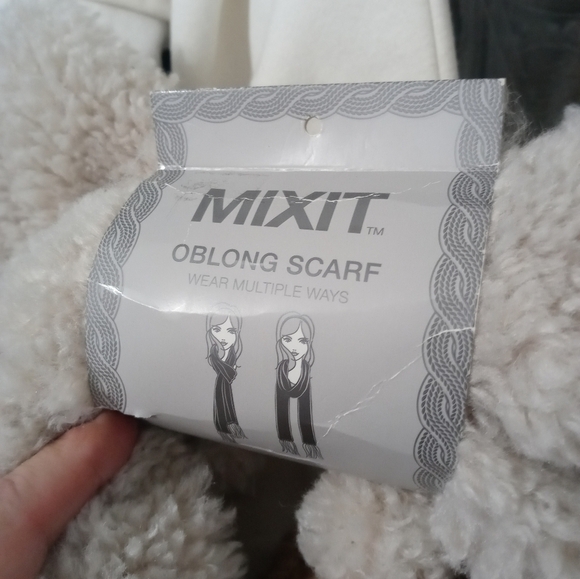 MIXIT BY JCPENNEY 2 TONE BEIGE FAUX FUR OBLONG SHERPA SNUGGLE SOFT SCARF NEW - Picture 3 of 7